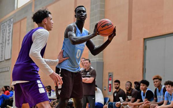 Ex-atleta de basquete da Universidade de Syracuse, e que virou morador de rua, sudanês é detido pelo ICE