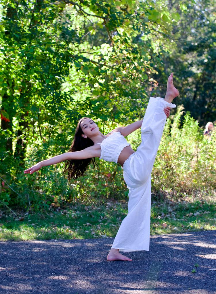 dANCER HOLDING A POSE