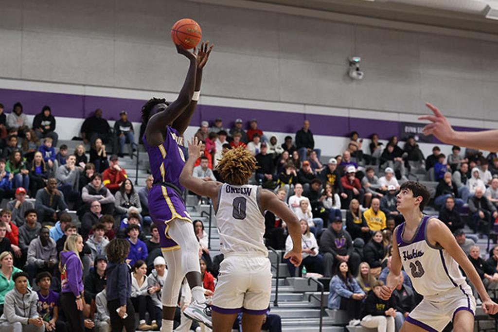 Waukee tops Huskies in 810 Showcase