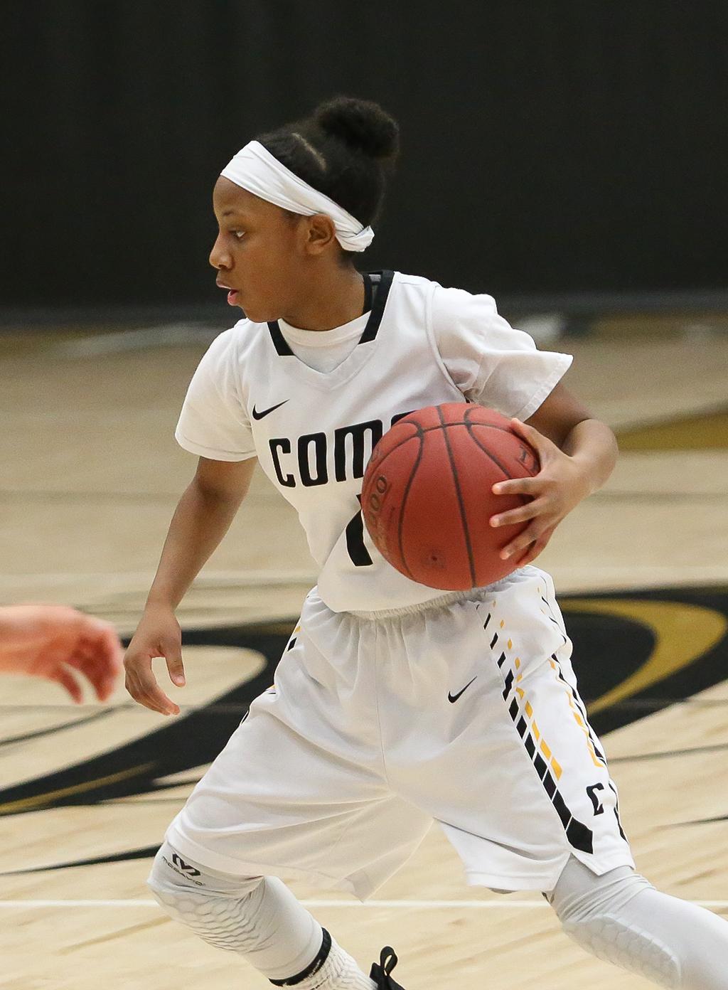 Freshman guard Ronnie Porter led St. Paul Como with 17 points at East Ridge High School on Saturday night. Photo by Cheryl Myers, SportsEngine