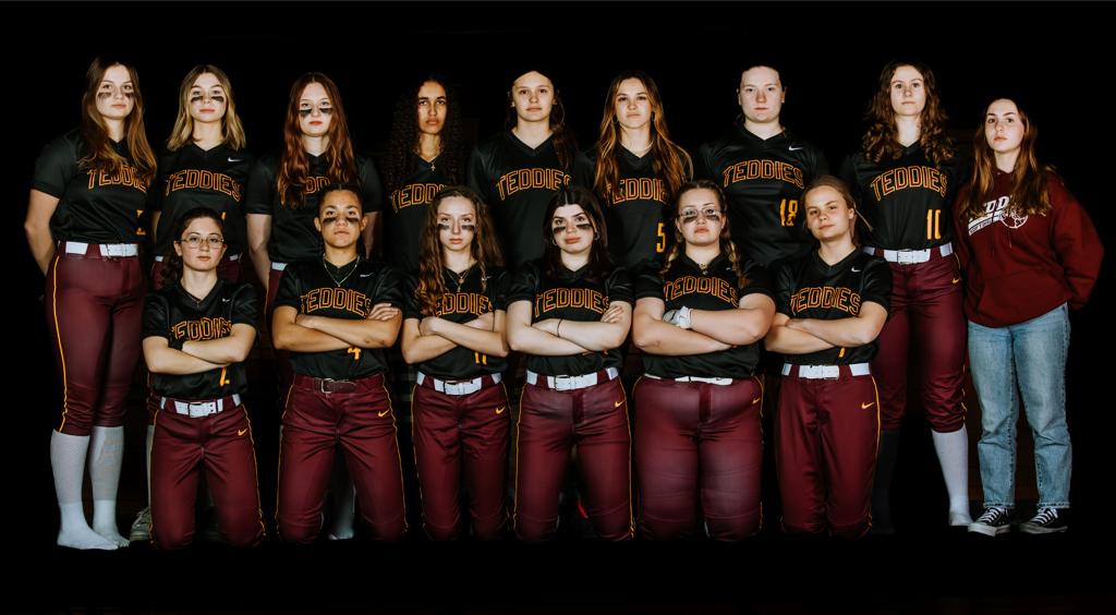 Image of the Minneapolis Roosevelt High School Teddy Softball varisty team posing for a team picture